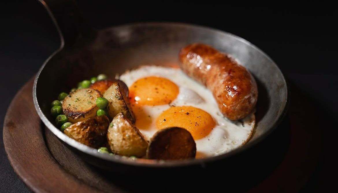 Chorizo con huevos, papas y arvejas