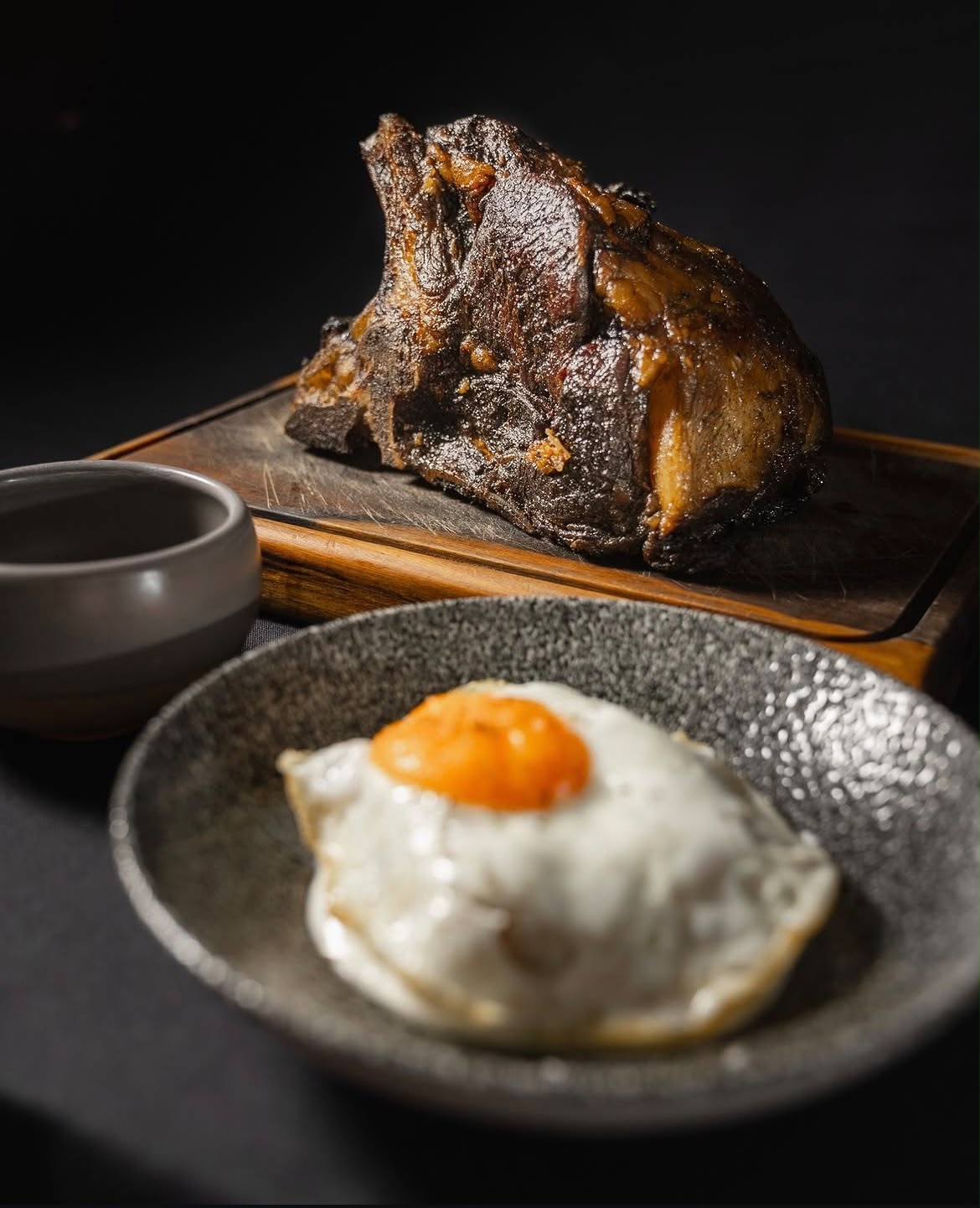 Corte de carne a la brasa con huevo