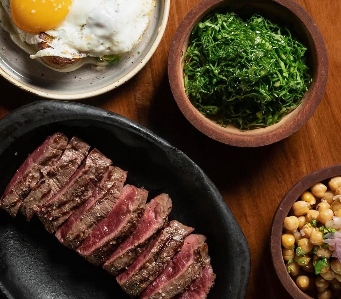 Ojo de bife con chimichurri y garbanzos