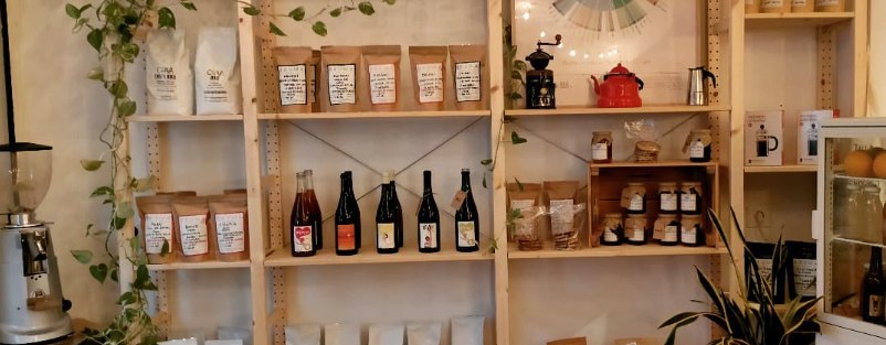 Estantería con granos y productos