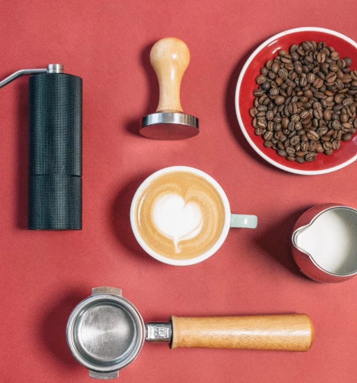 Mesa con café y pastelería