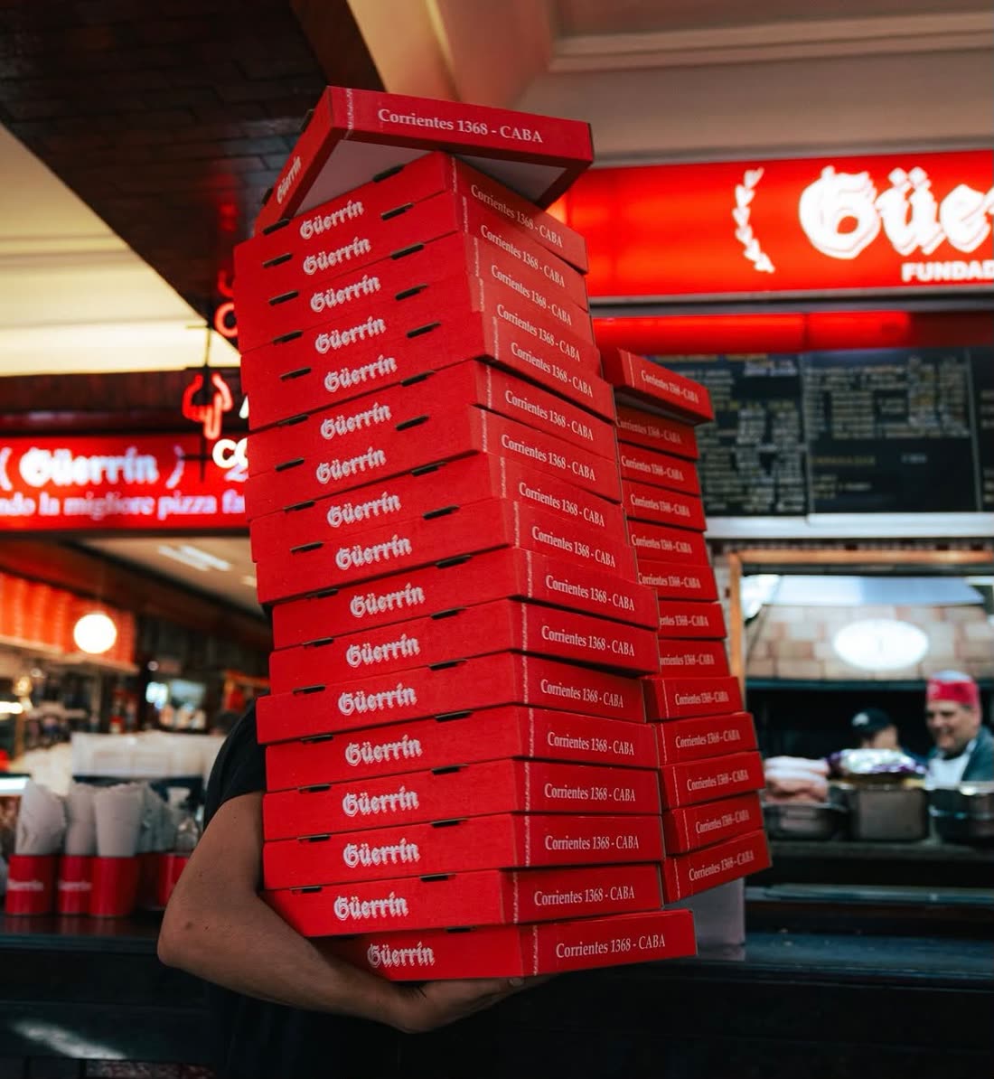Torre de cajas de pizza para llevar