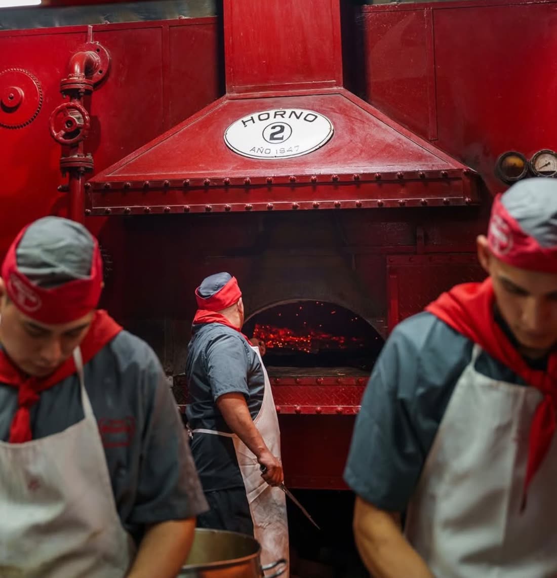 El horno a leña encendido